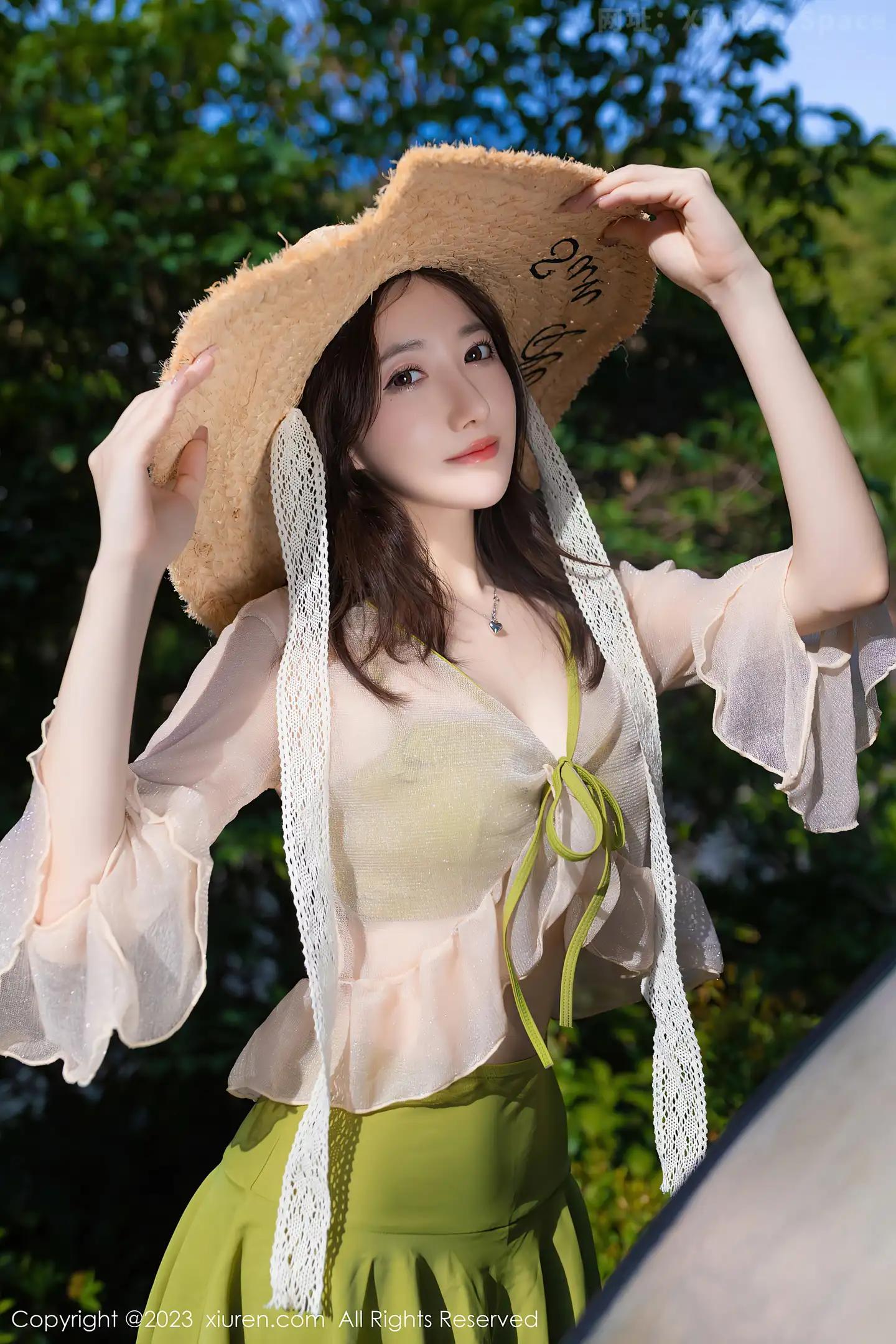 图片[2]-[XiuRen秀人网]VOL.7189 模特鱼子酱Fish泳池场景性感果绿色比基尼秀曼妙身姿诱惑写真80P-秀人网官方网站